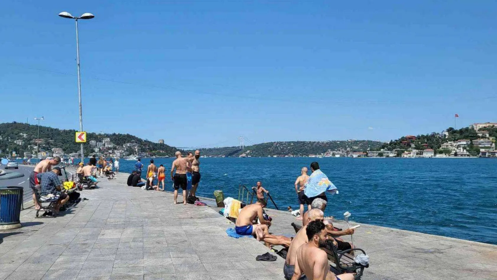 Sıcaktan bunalan İstanbullular soluğu sahillerde aldı