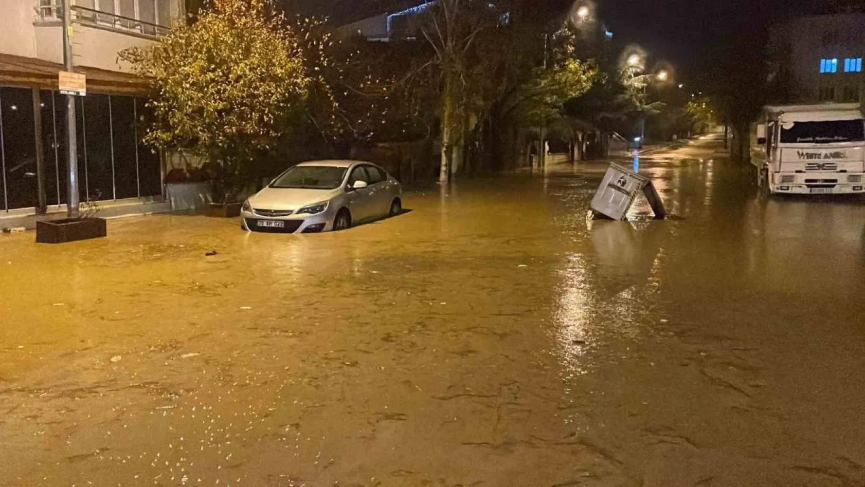Şiddetli yağış hayatı felç etti: Araçlar suya gömüldü