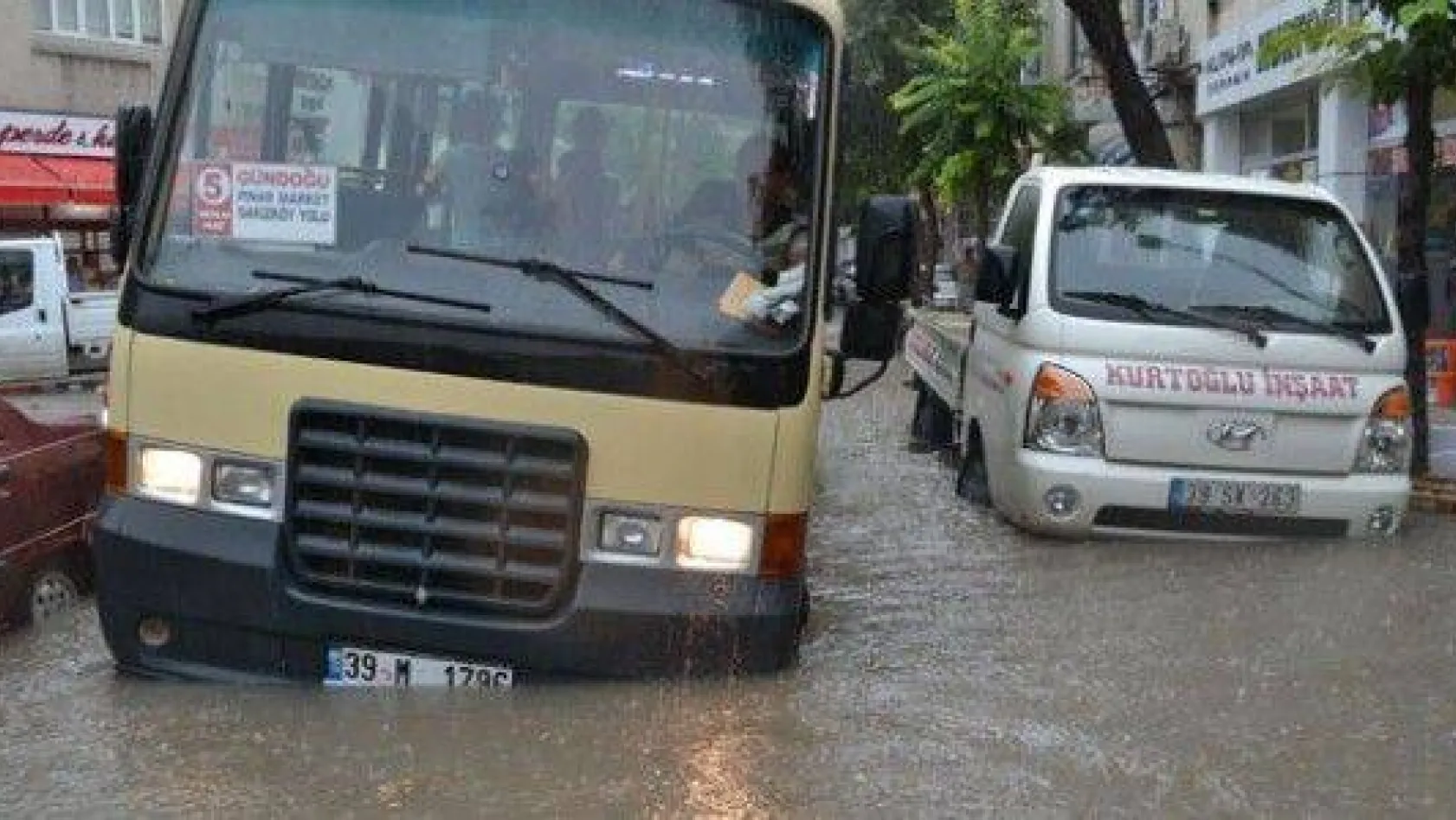 Şiddetli yağış nedeniyle minibüs yolda mahsur kaldı