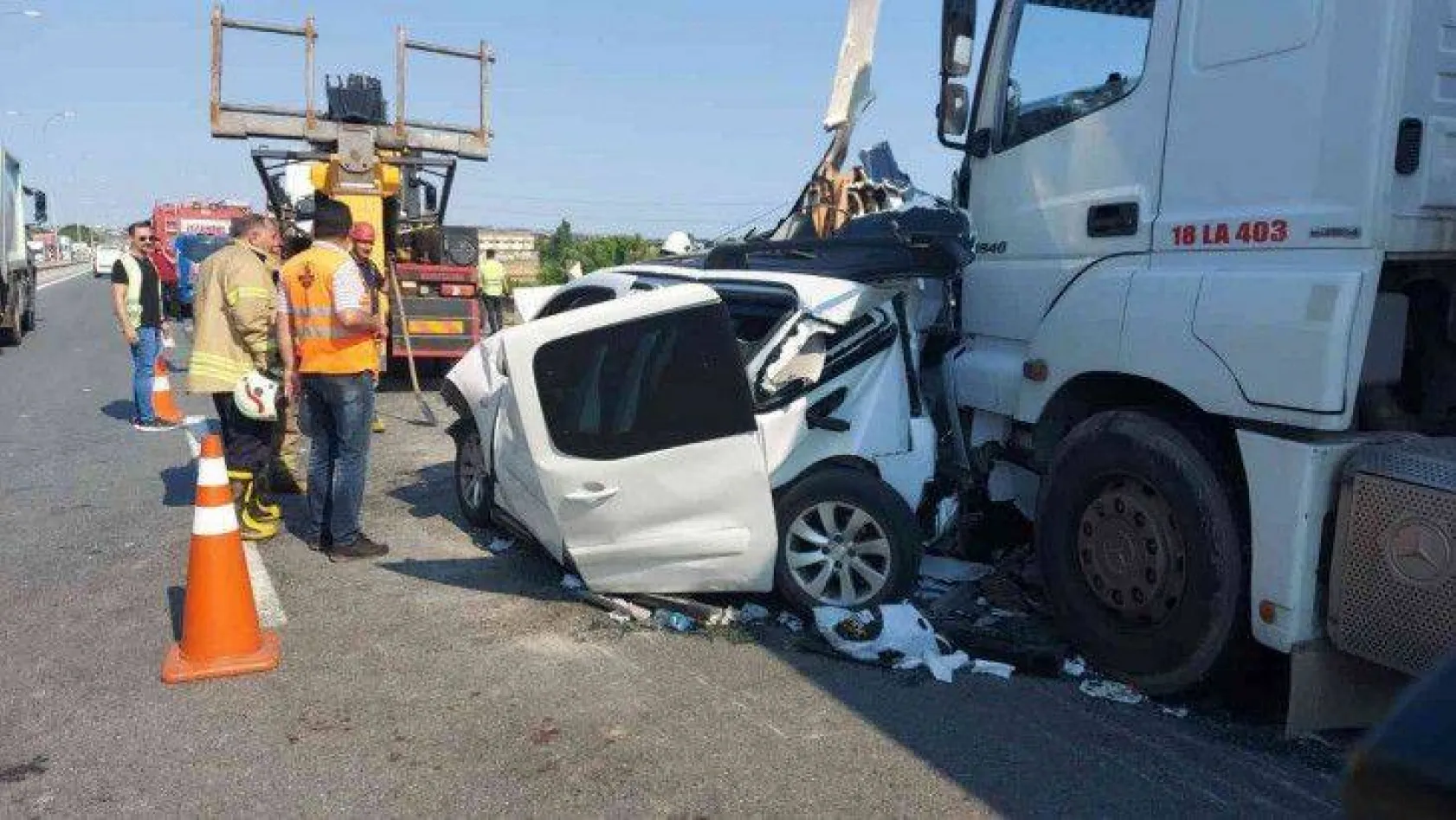 Silivri'de iki tırın arasında kalan otomobildeki 5 kişi yaralandı