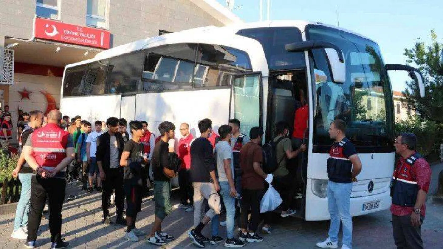 Sınır dışı edilecek göçmenler Edirne'den yola çıktı