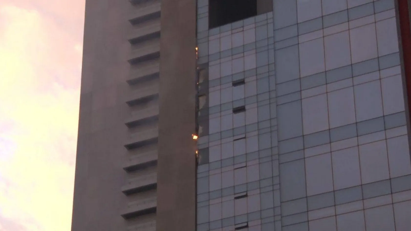 Şişli'de 42 katlı Torun Center'dan alevler yükseldi