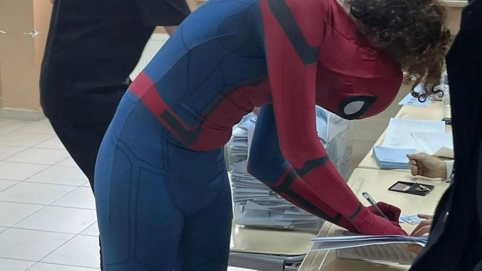 Spiderman kıyafeti ile oy kullandı
