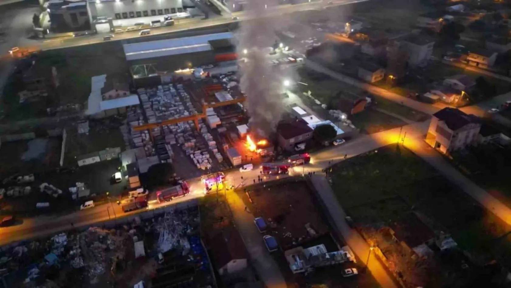 Sultanbeyli'de 3 işçinin hayatını kaybettiği yangın havadan görüntülendi