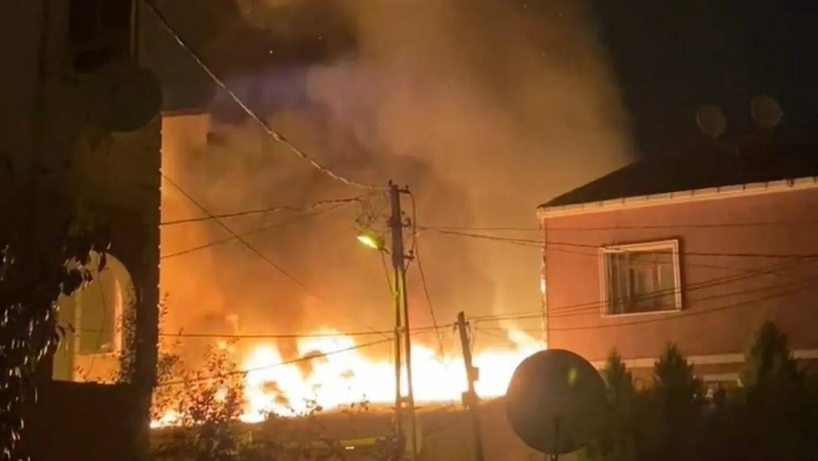 Sultanbeyli'de bir ev alev alev yandı