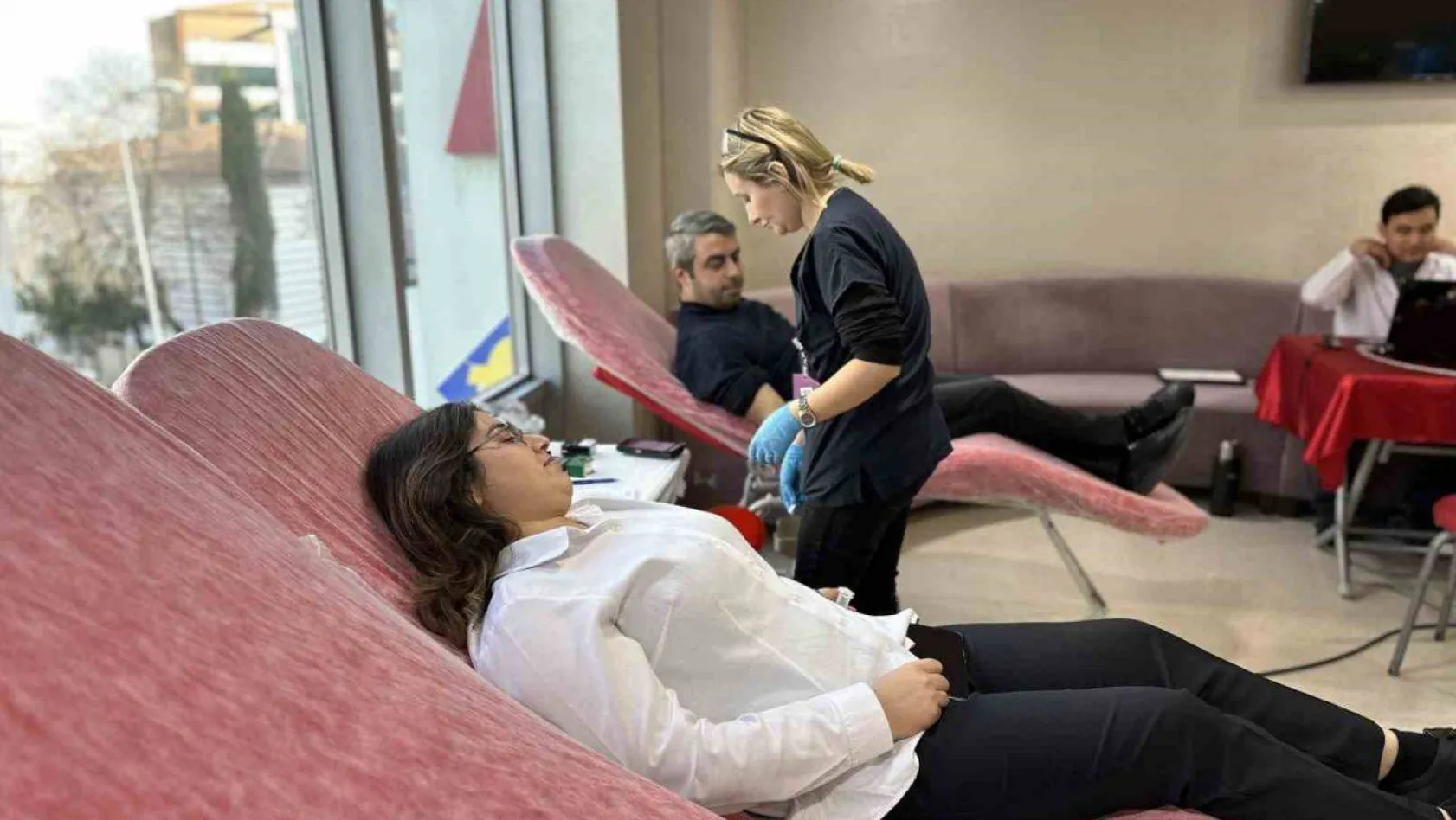 Sultanbeyli'de hastane çalışanları kan bağışında bulundu