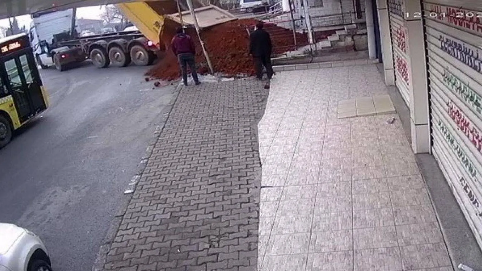 Sultanbeyli'de kiracısından fazlan kira isteyen dükkan sahibi, dükkanın önüne kamyonla kum döktürdü