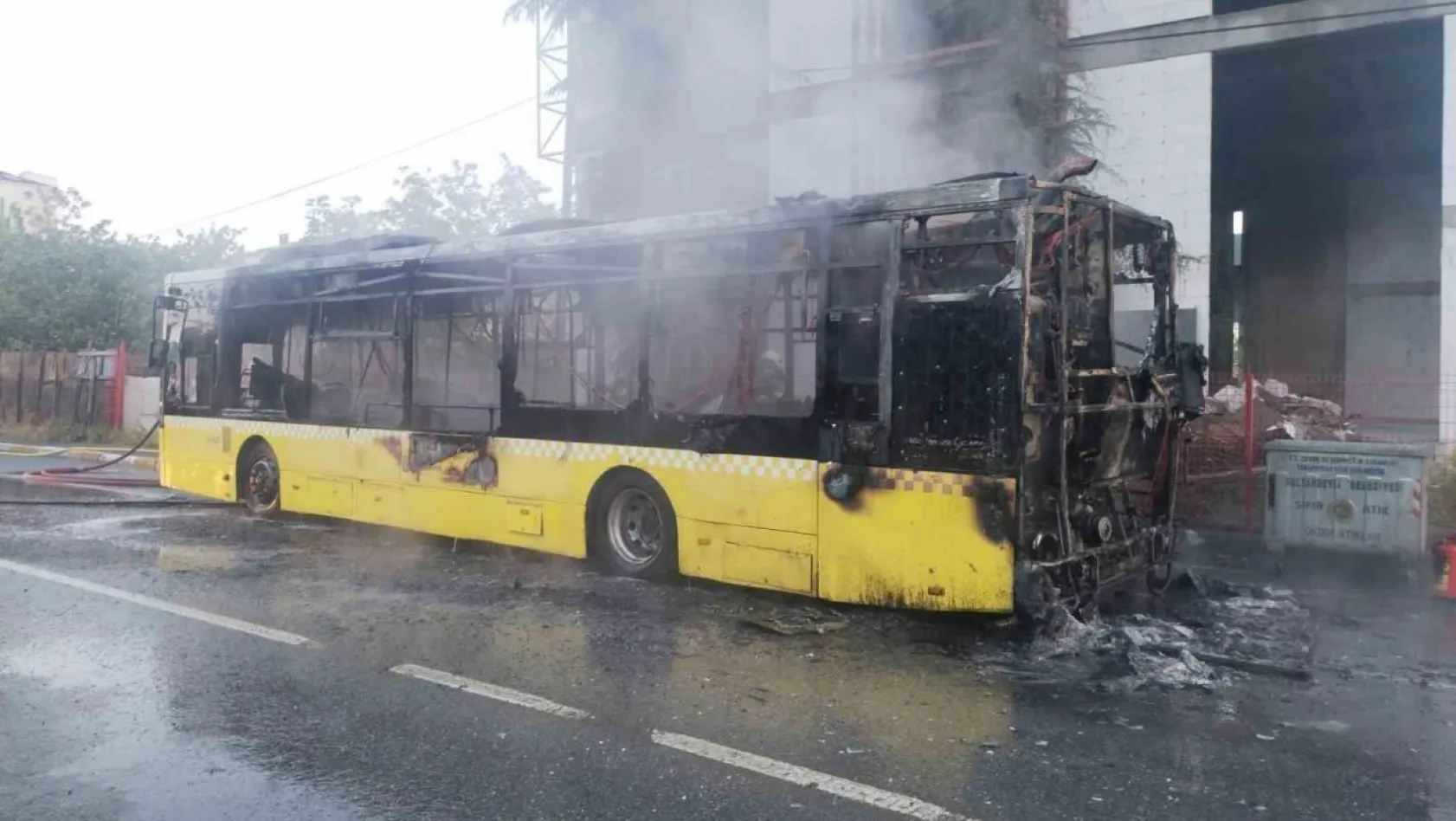 Sultanbeyli'de seyir halindeki İETT otobüsünü alev alev yandı