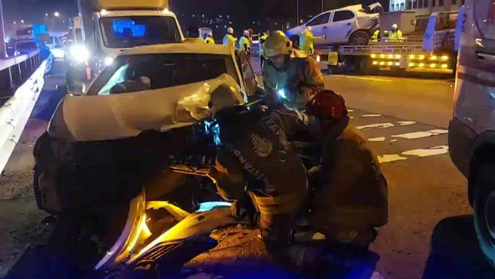 Sultanbeyli TEM Otoyolu'nda karşıya geçmeye çalışan köpek, zincirleme kazaya neden oldu: 12 yaralı