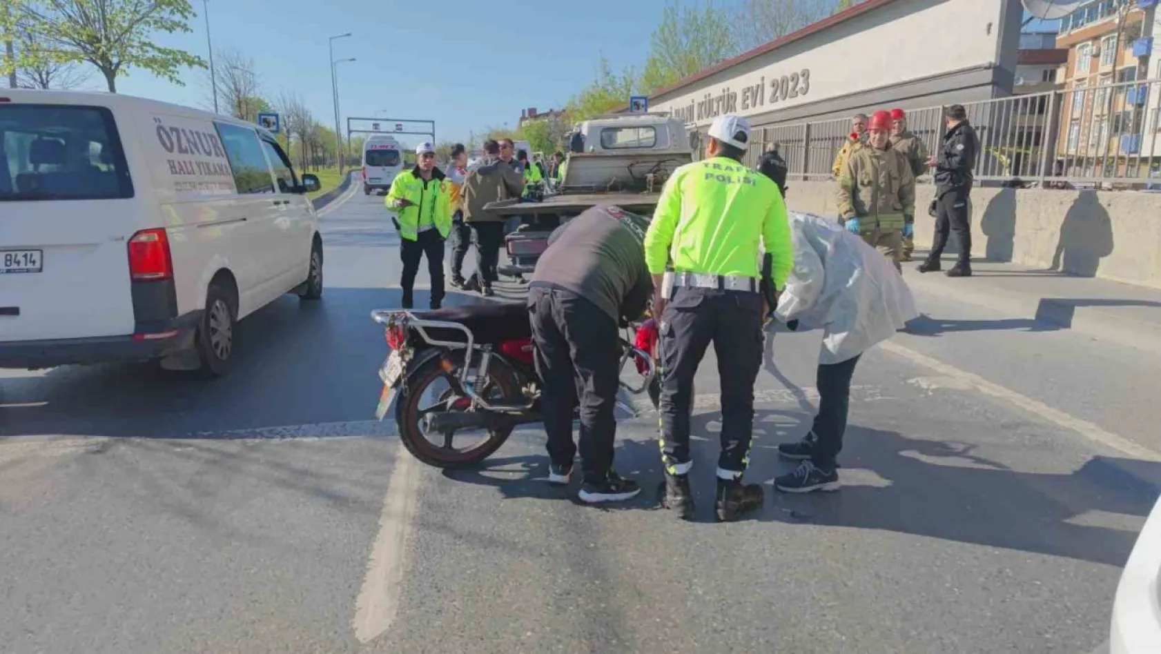 Sultangazi'de duvar ile trafik uyarı levhası arasına sıkışan motosikletli hayatını kaybetti