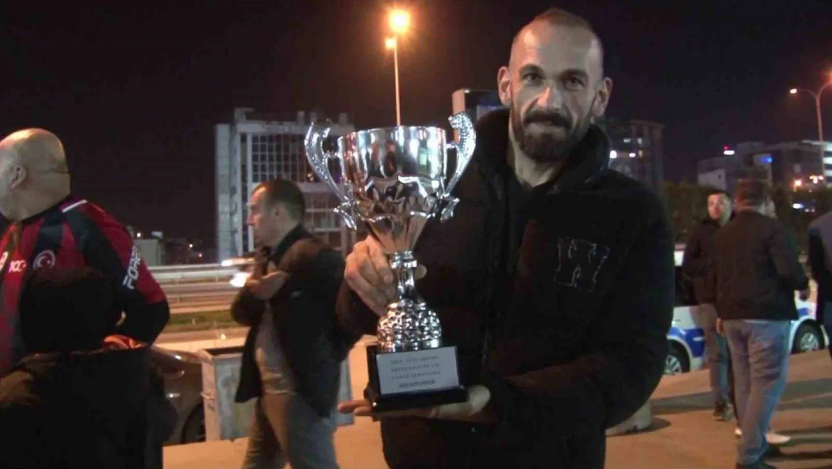Süper Amatör Lig'de grup şampiyonu olan Gülsuyuspor'da taraftarlardan şampiyonluk kutlaması