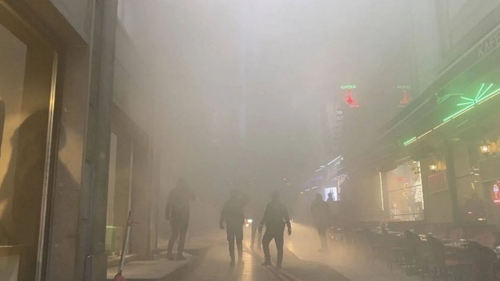 Taksim'de 5 katlı binanın çatı katında yangın paniği