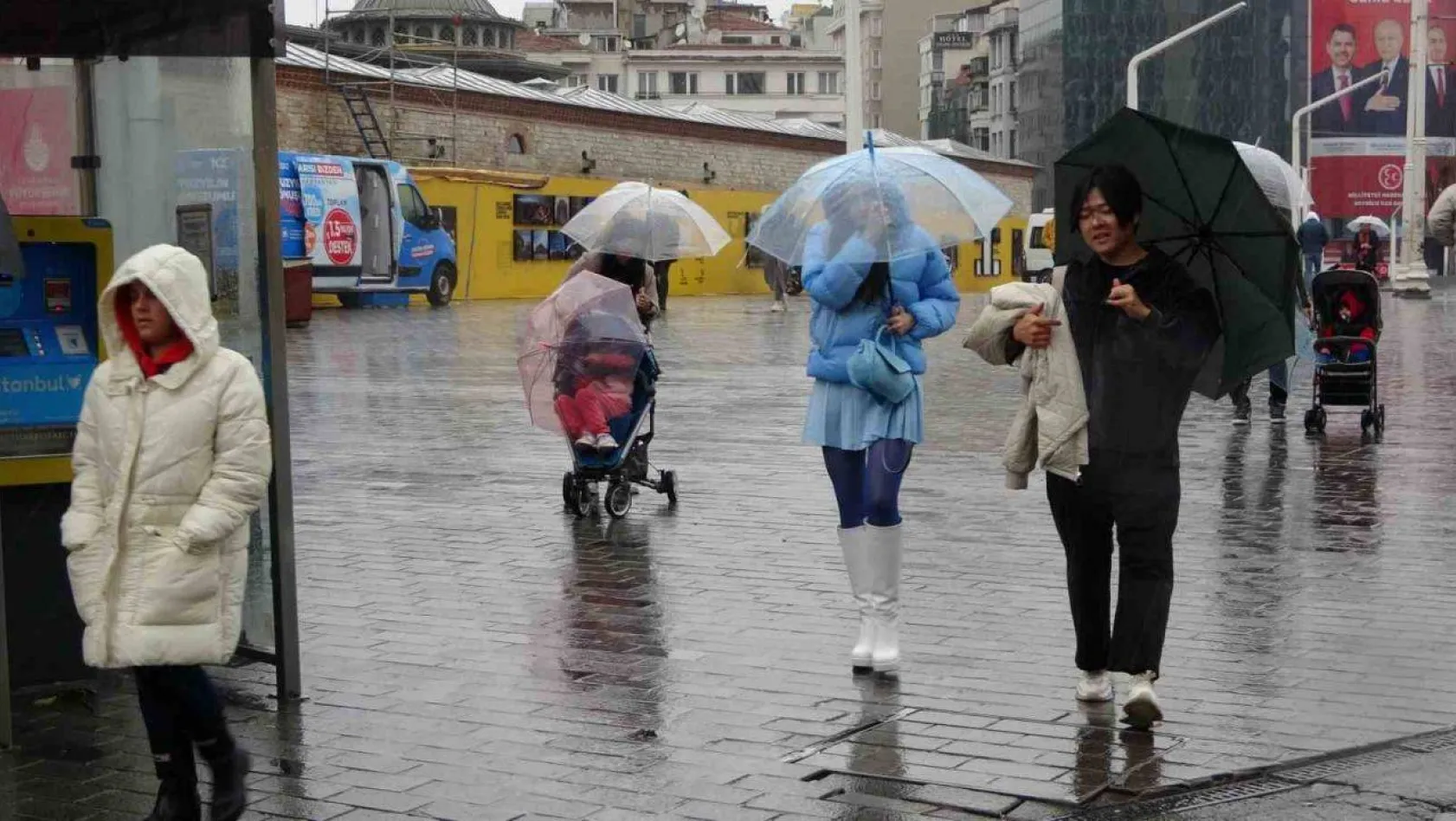 Taksim'de etkili olan sağanak yağış vatandaşlara zor anlar yaşattı