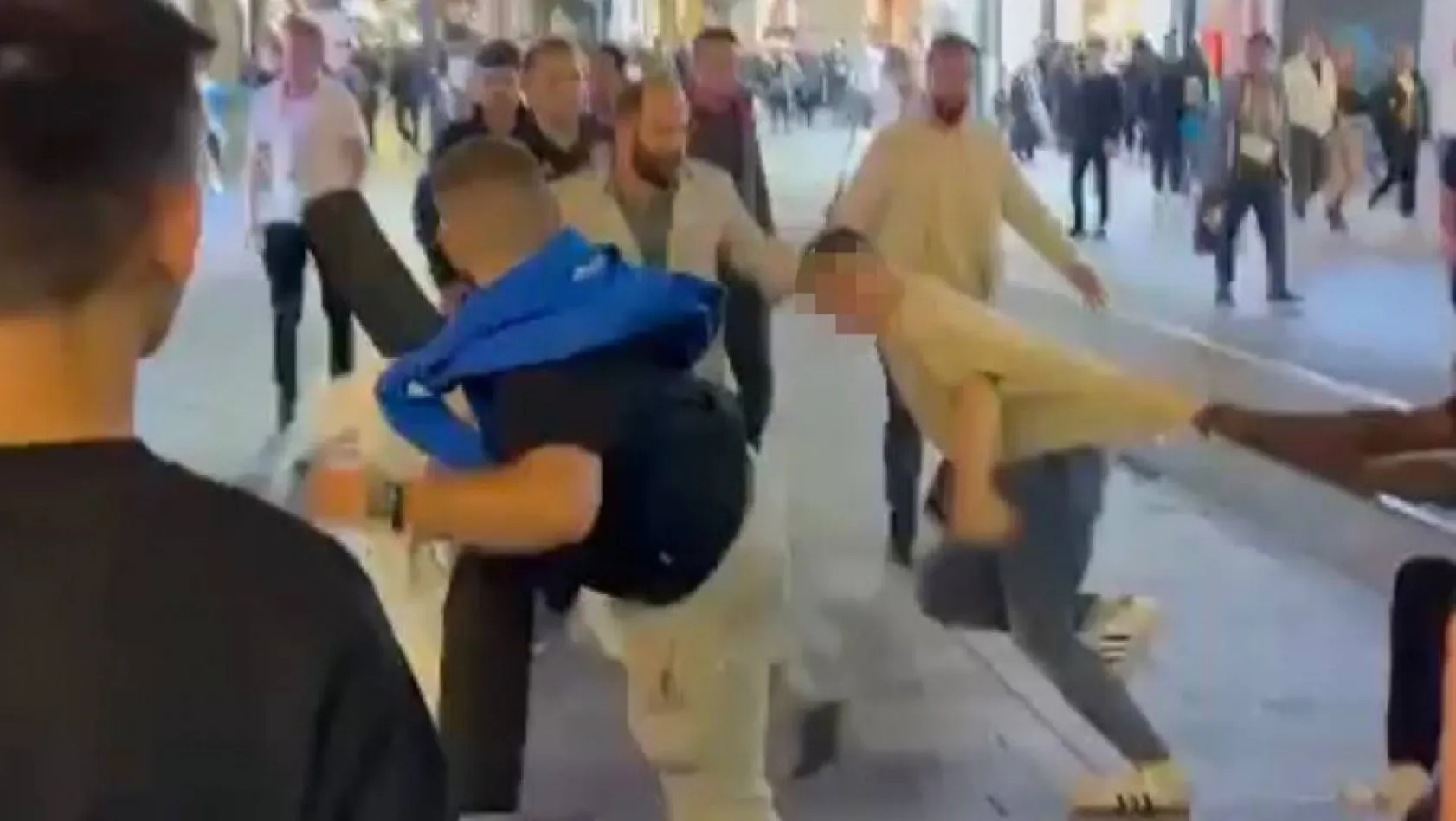 Taksim'de saç ektirme kavgası kamerada: Pansuman yapılmayınca esnafa saldırdılar