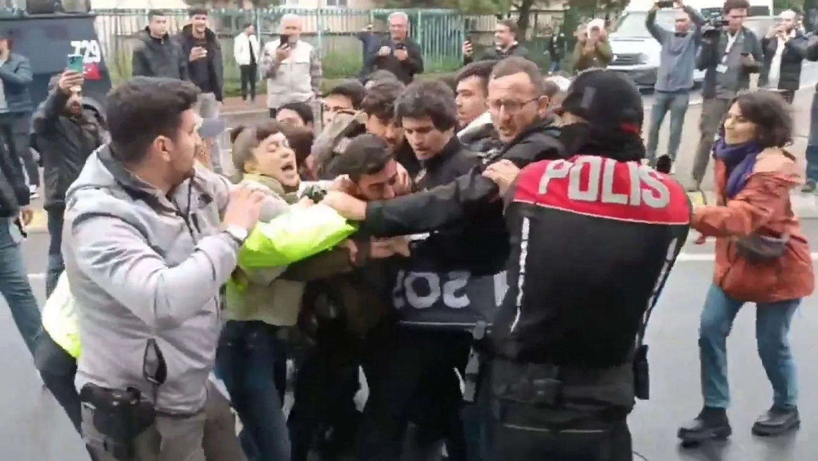 Taksim'e çıkmak isteyen gruplara polis müdahalesi