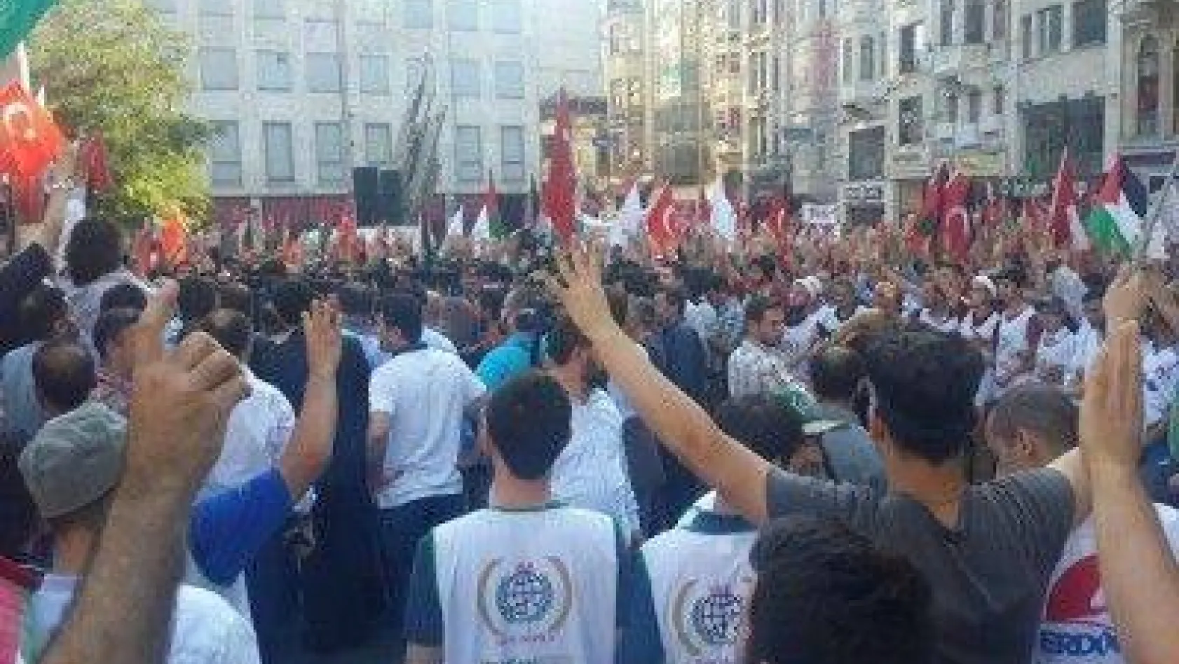 Taksim'de Gazze yürüyüşü