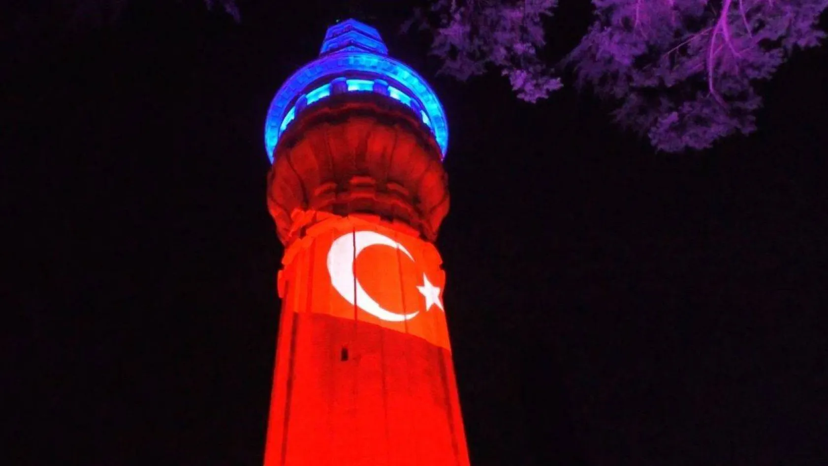 Tarihi Beyazıt Kulesi'ne Türk bayrağı yansıtıldı