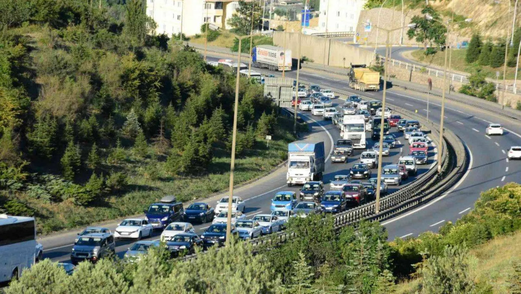Tatilciler dönmeye başladı, İstanbul istikametinde trafik yoğunlaştı