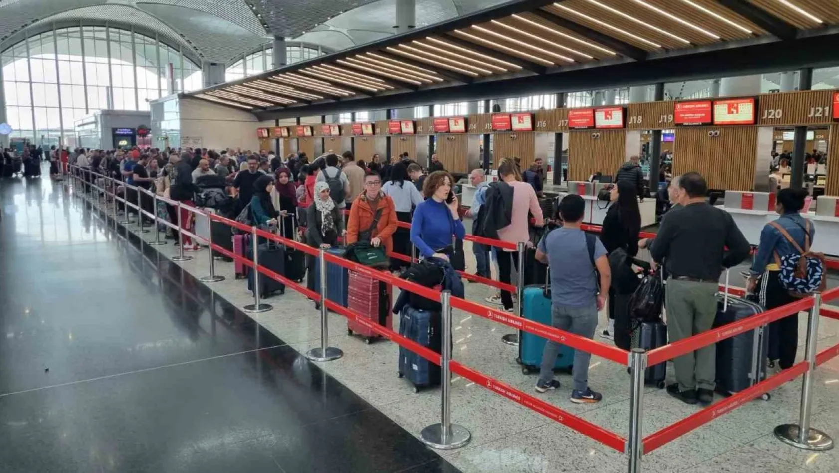 Tatilin ikinci gününde de İstanbul Havalimanı'nda yoğunluk sürüyor