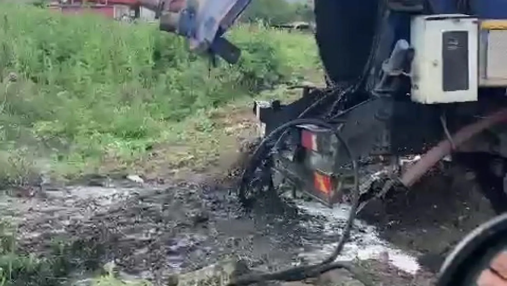 Tekirdağ'da çevre skandalı: TESKİ aracı dereyi kirletirken böyle görüntülendi