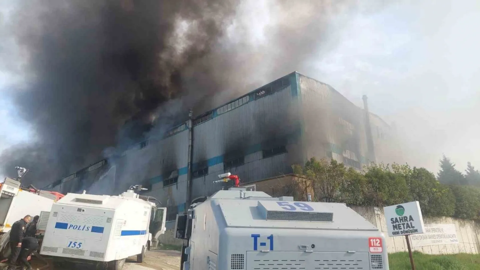 Tekirdağ'da fabrika yangını sürüyor: 6 işçi dumandan etkilendi