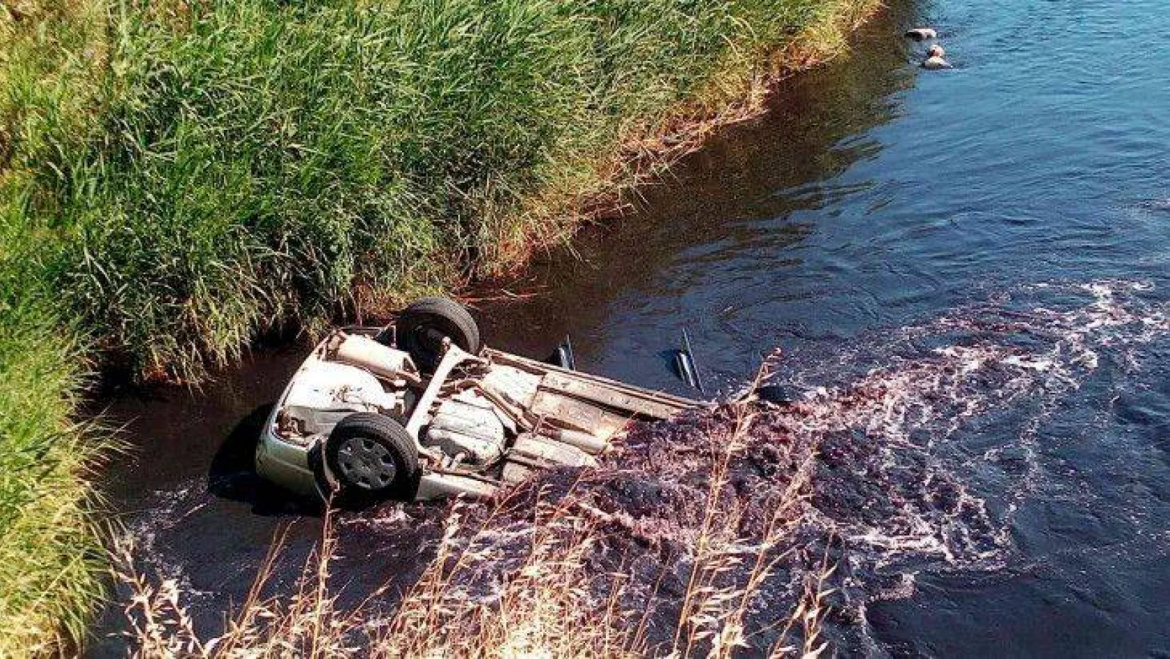 Tekirdağ'da otomobil dereye uçup suya gömüldü: Araçtaki üç kişi yüzerek karaya çıktı