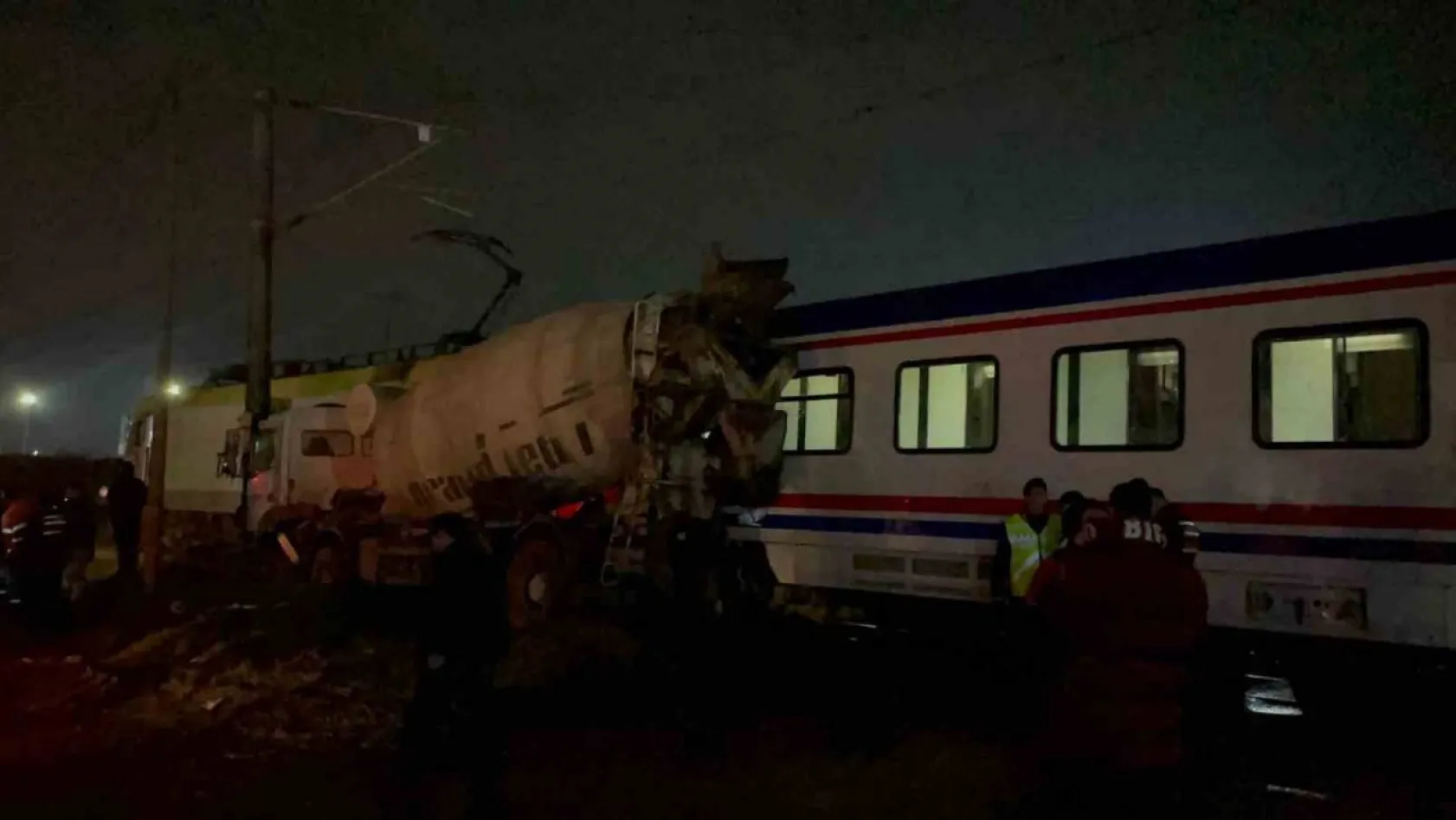 Tekirdağ'da yolcu treni beton mikseri ile çarpıştı