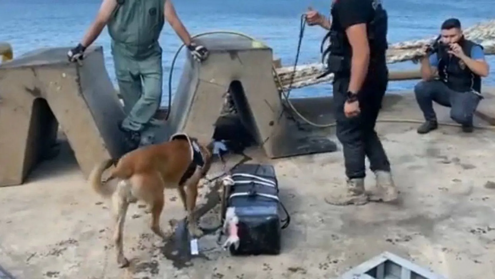 Tekirdağ'da yük gemisinin altına saklanmış 242 kg kokain yakalandı