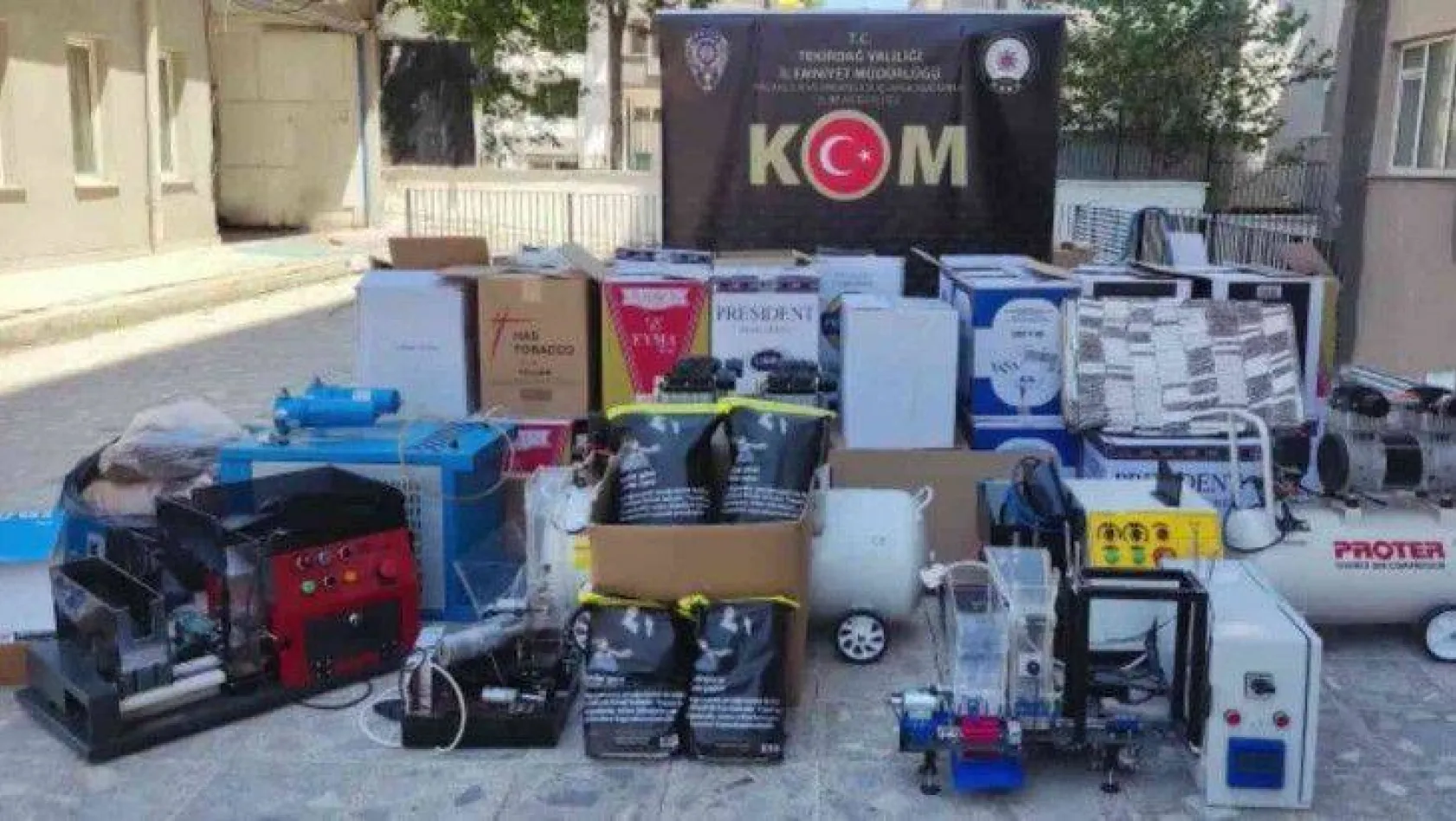 Tekirdağ ve İzmir'de dev operasyon: 4 milyonluk tütün malzemesi ele geçirildi