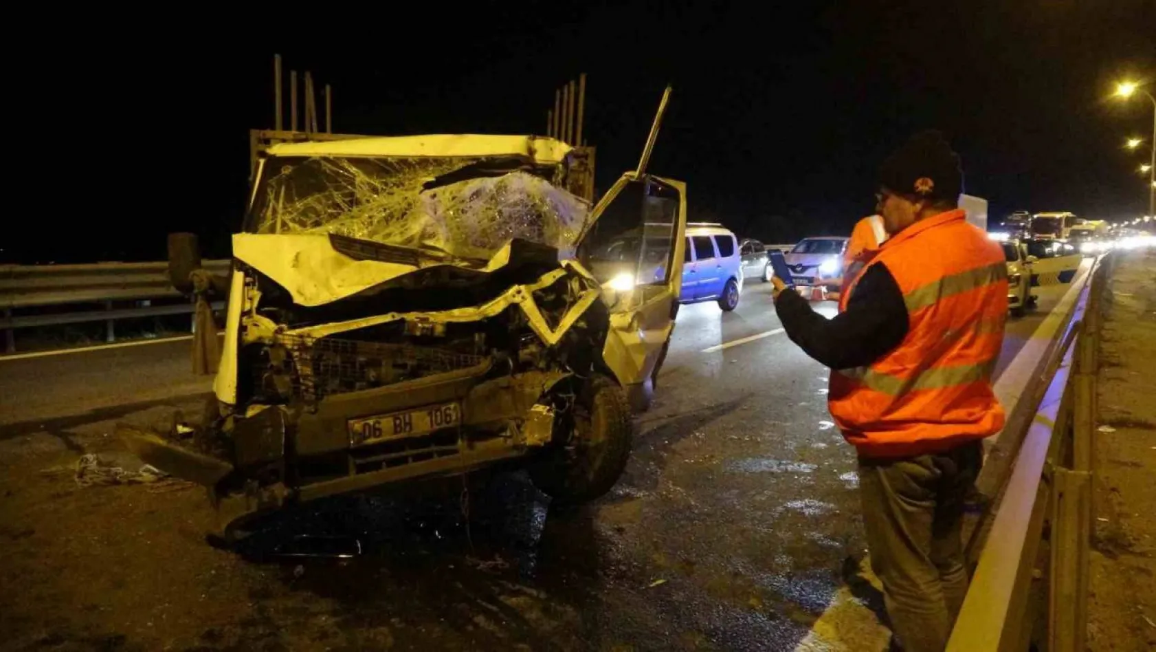 TEM'de kamyonet kaza yaptı: 10 kilometre araç kuyruğu oluştu