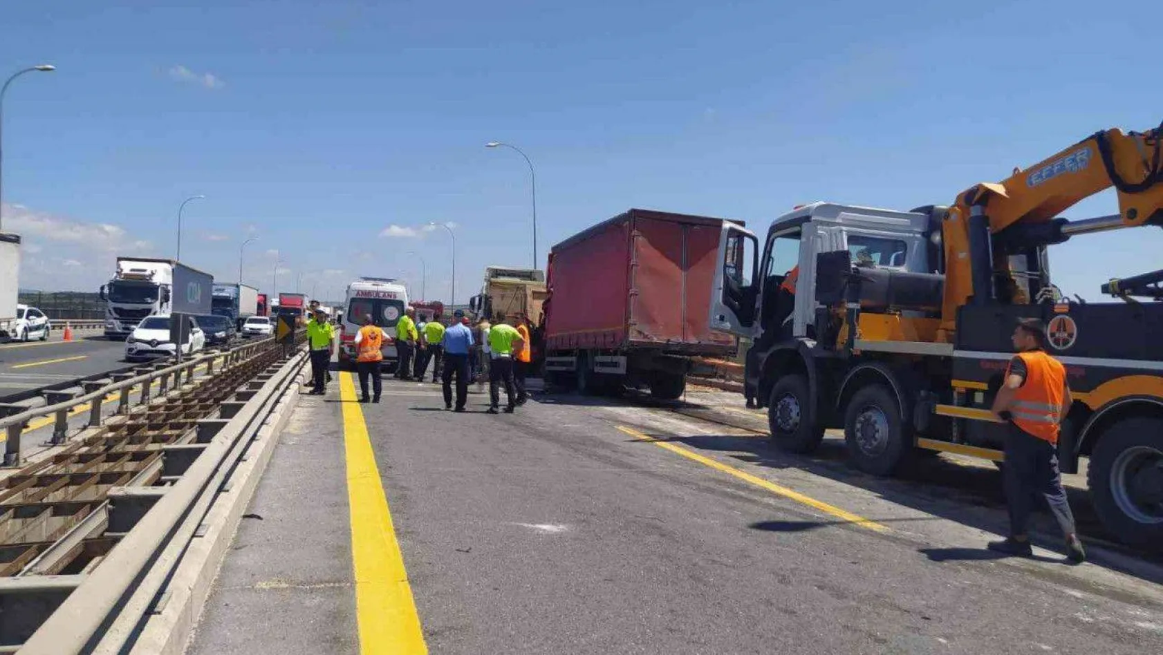 TEM Otoyolu'nda kamyon hafriyat kamyonuna çarptı: 1 yaralı