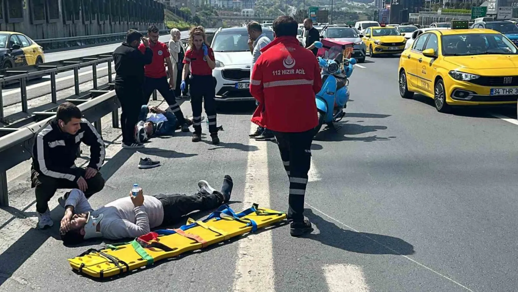 TEM Otoyolu'nda kaza: Yaralılar acı içerisinde yerde kıvrandı, sürücü ve eşi panik yaşadı