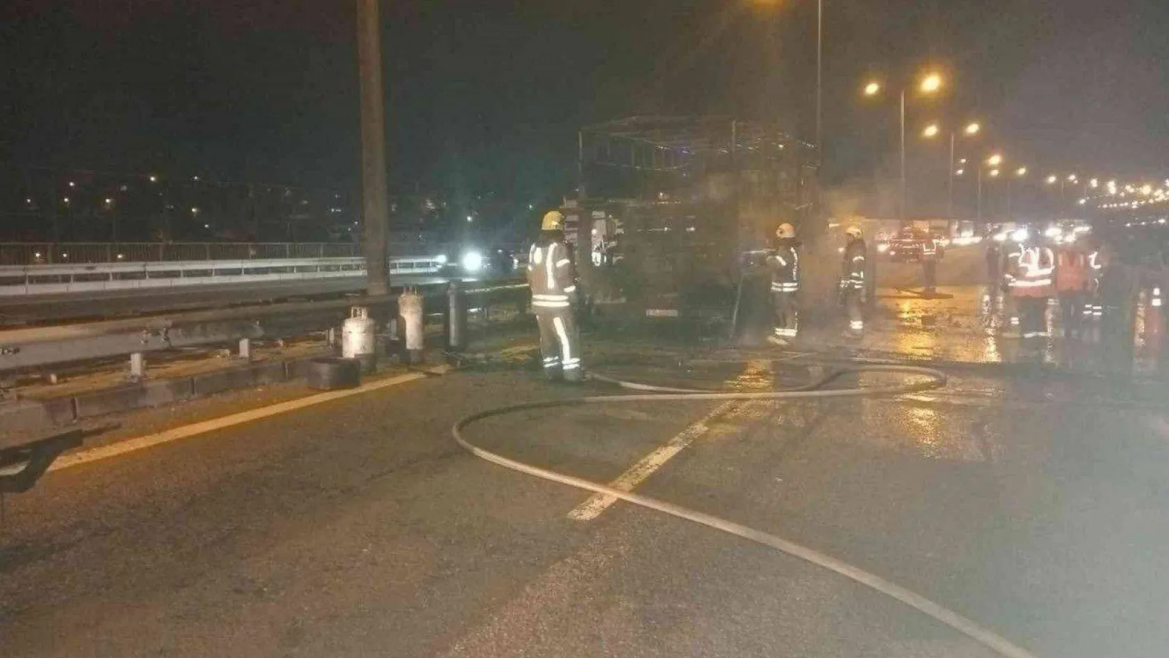TEM Otoyolu'nda oksijen tüpü yüklü kamyon alev alev yandı