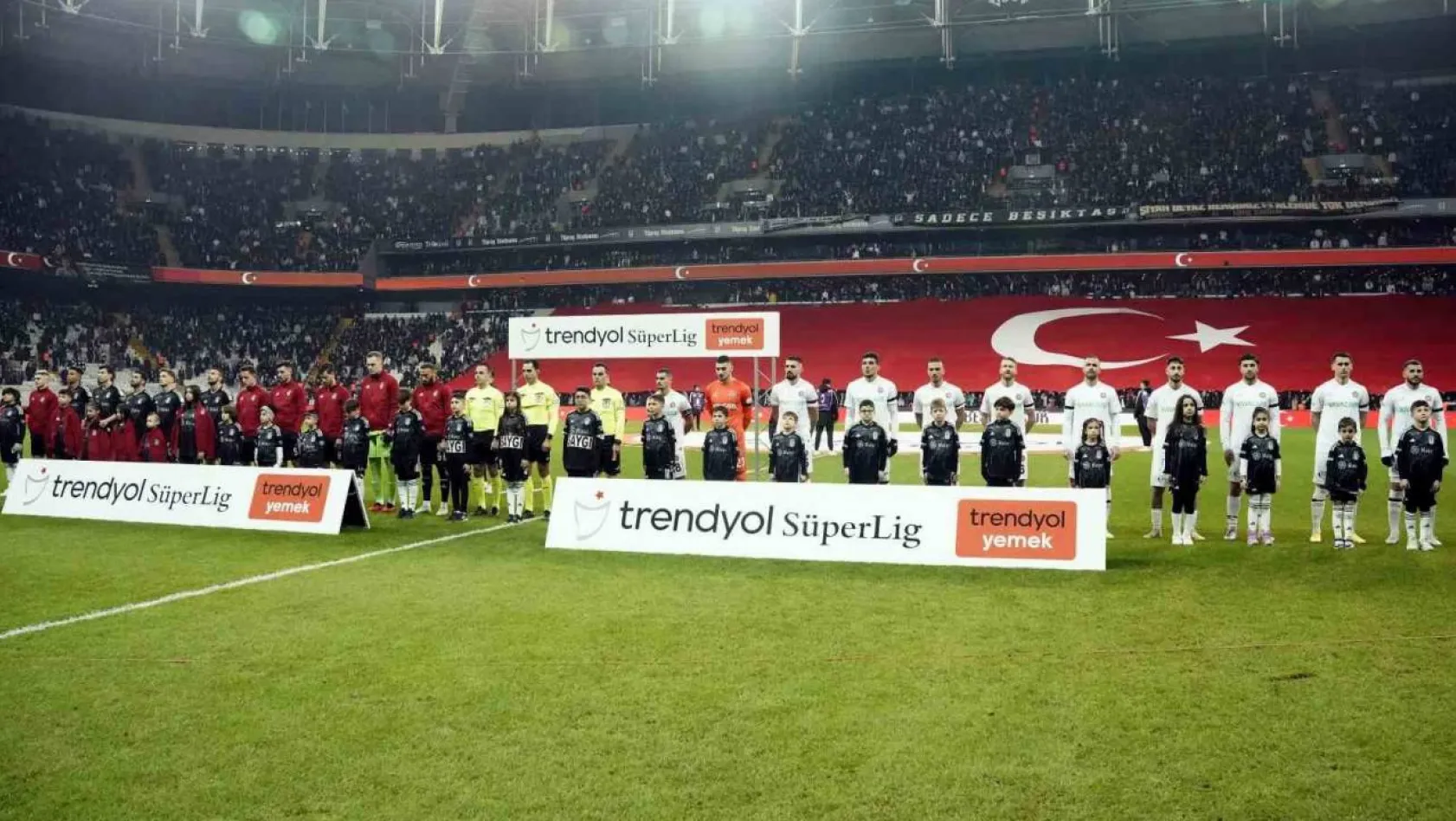 Trendyol Süper Lig: Beşiktaş: 0 - Fatih Karagümrük: 0 (Maç devam ediyor)