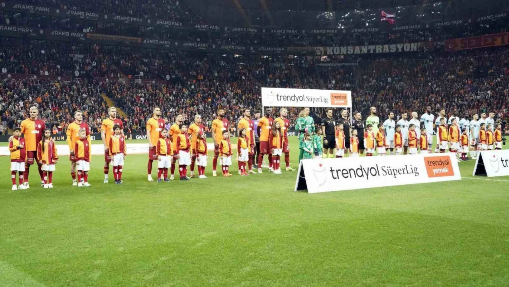 Trendyol Süper Lig: Galatasaray: 0 - RAMS Başakşehir: 0 (Maç devam ediyor)
