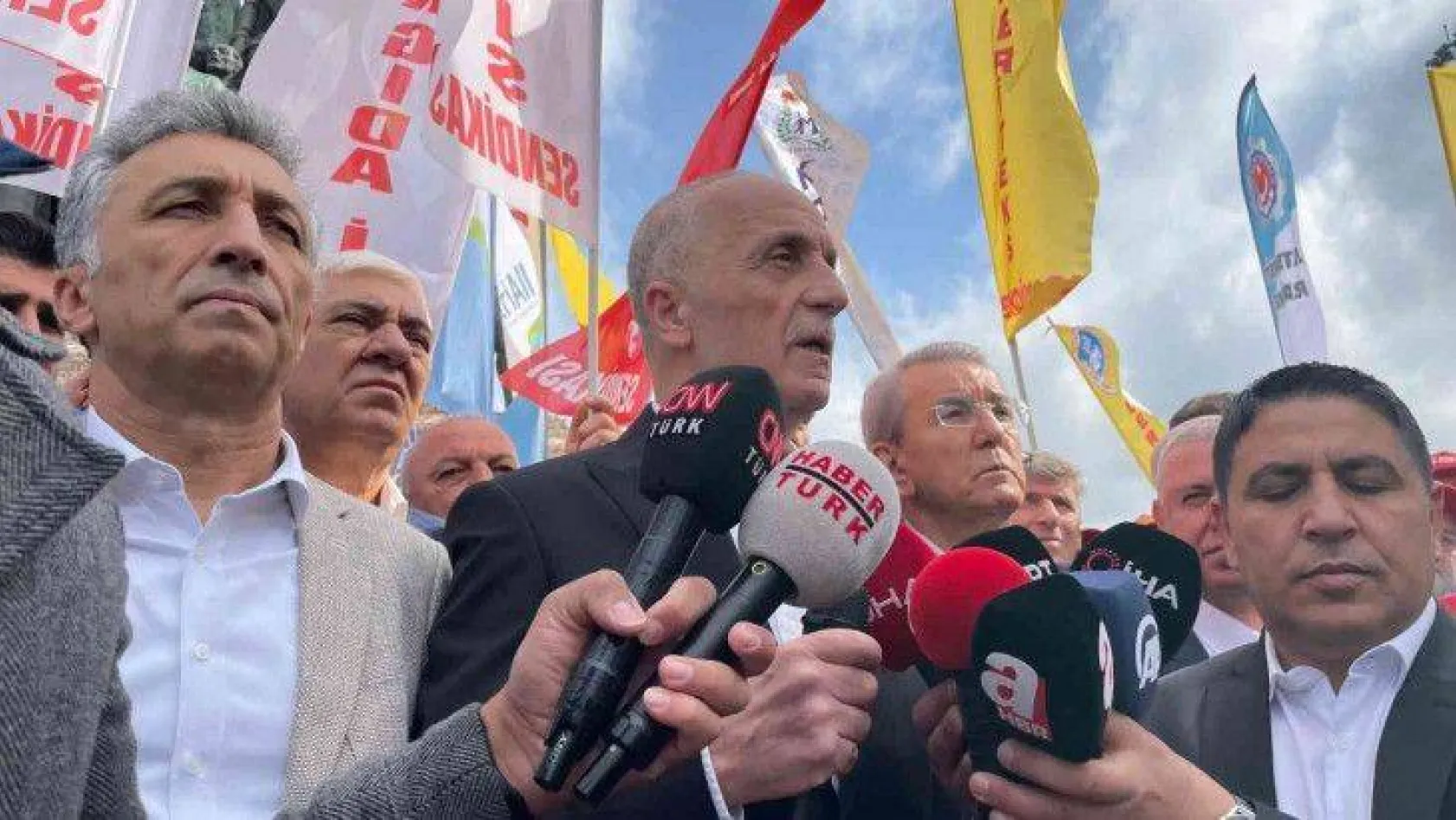 Türk-İş, Taksim'e çelenk bıraktı