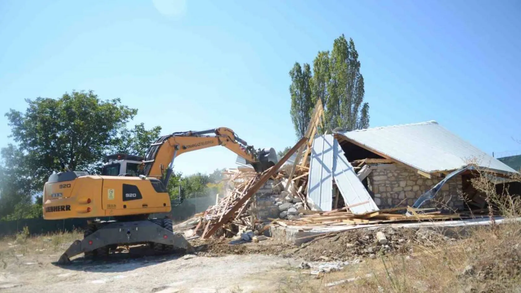 Uludağ'da kaçak villa inşaatı yerle bir edildi
