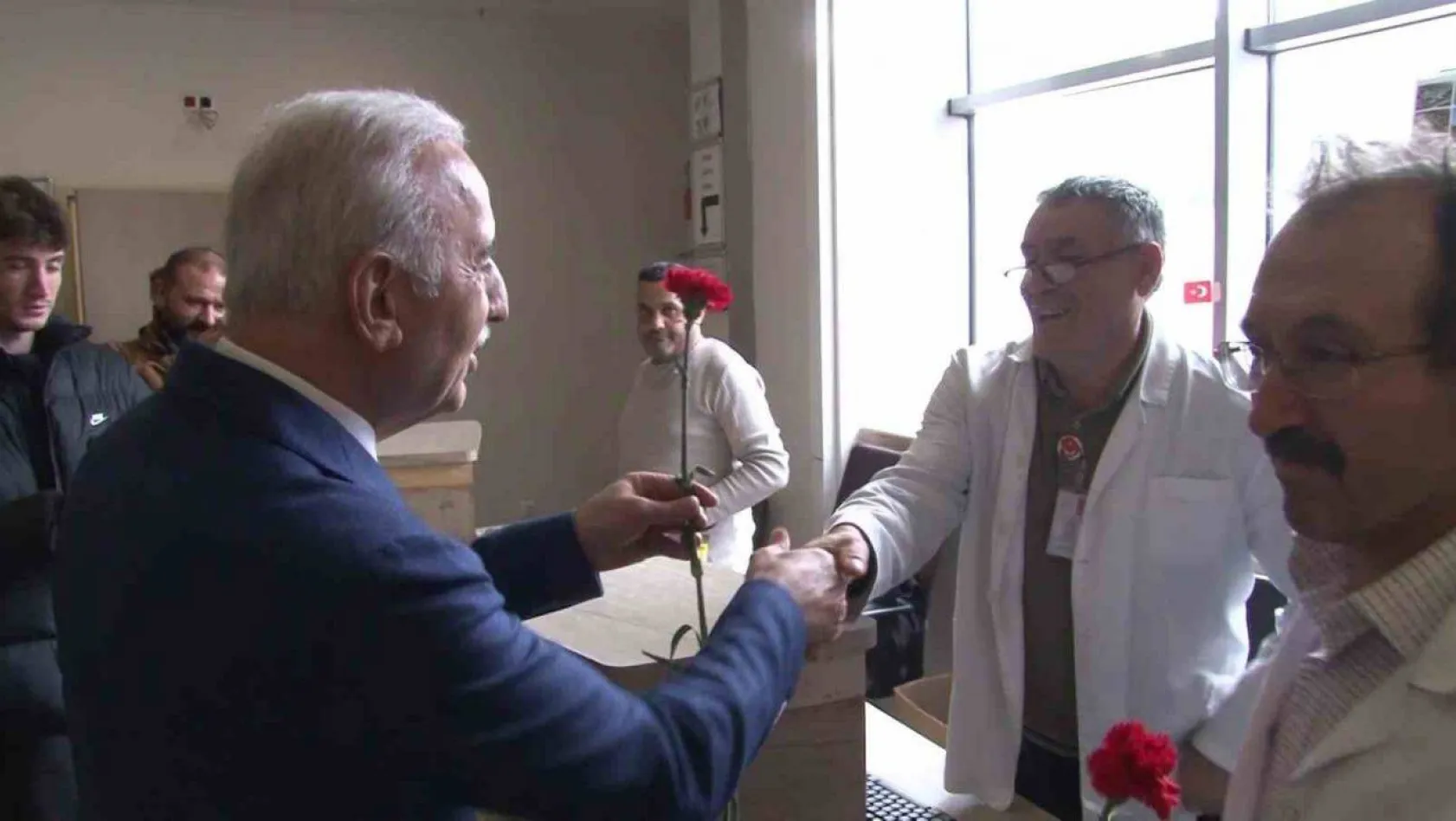 Ümraniye Belediye Başkanı Yıldırım sağlık çalışanlarının Tıp Bayramı'nı kutladı