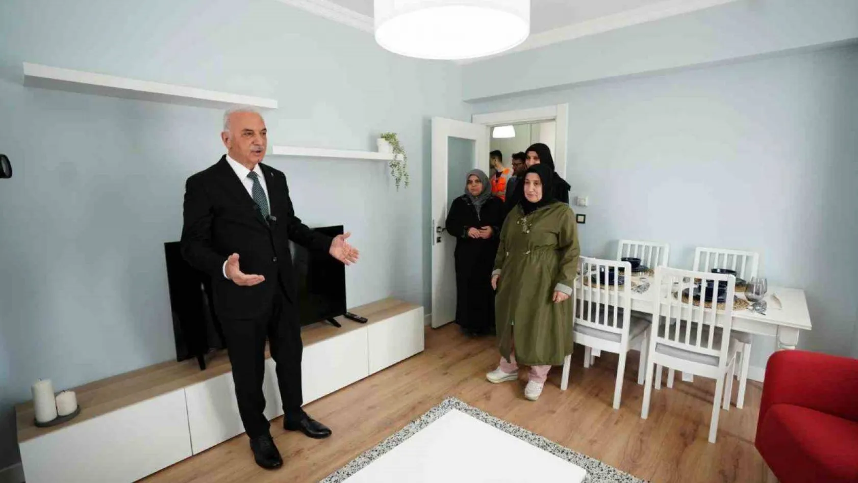 Ümraniye'de Başkan Yıldırım kentsel dönüşüm alanında örnek daireleri hak sahiplerine tanıttı