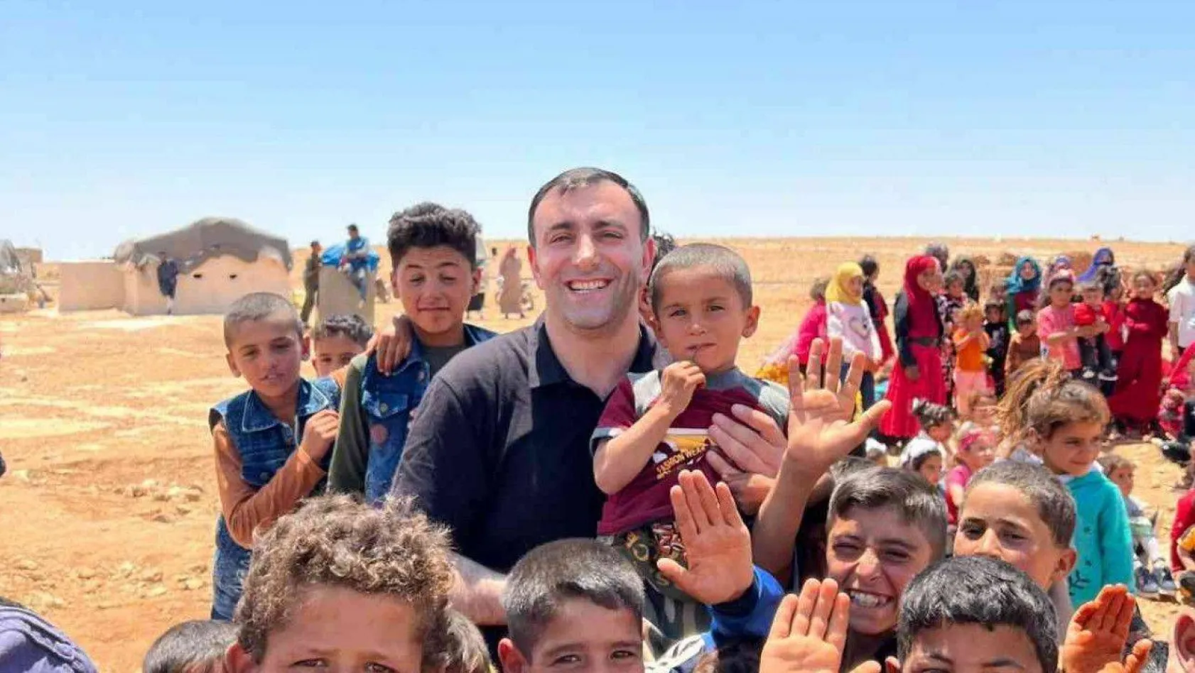 Ünlü şef, Suriye'deki bin çocuğa bayramlık ve yemek dağıttı