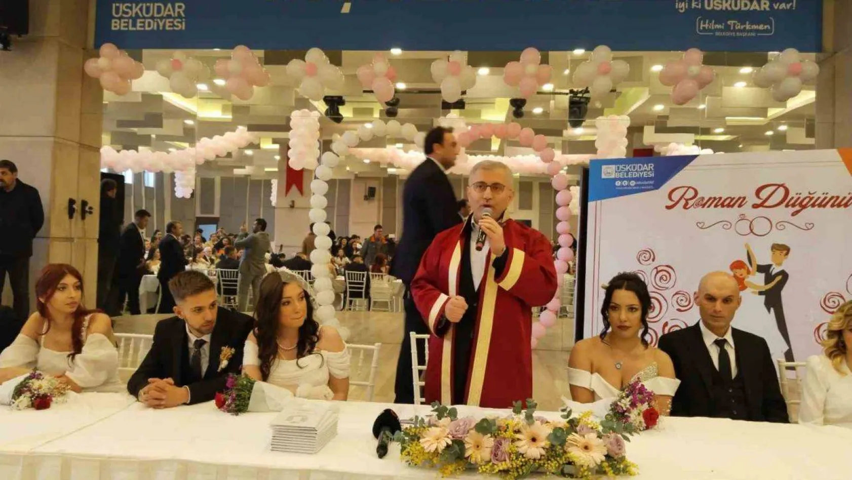 Üsküdar'da 17 Roman çift, toplu nikah töreniyle dünya evine girdi