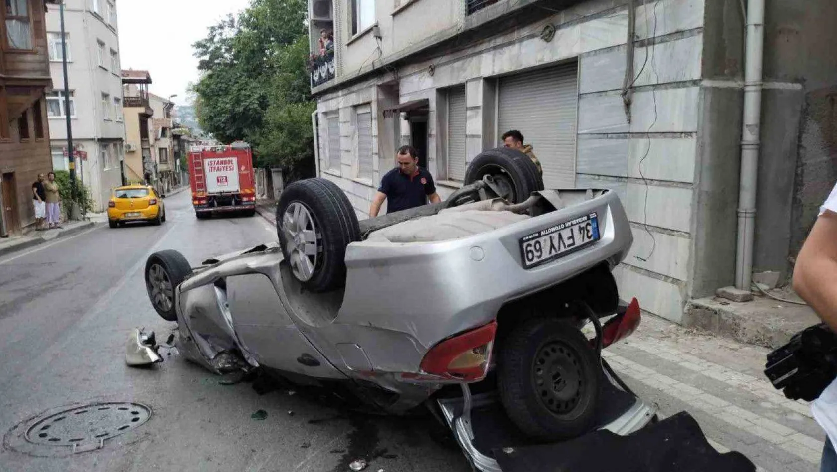Üsküdar'da kontrolden çıkan araç direğe çarptı: 5 yaralı