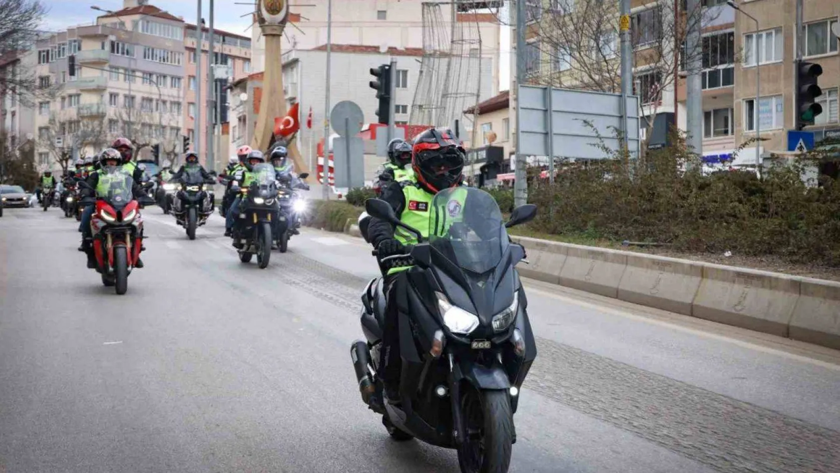 Vali Aygöl kaskı taktı motosiklet başına geçerek Bilecik'ten Söğütte gitti
