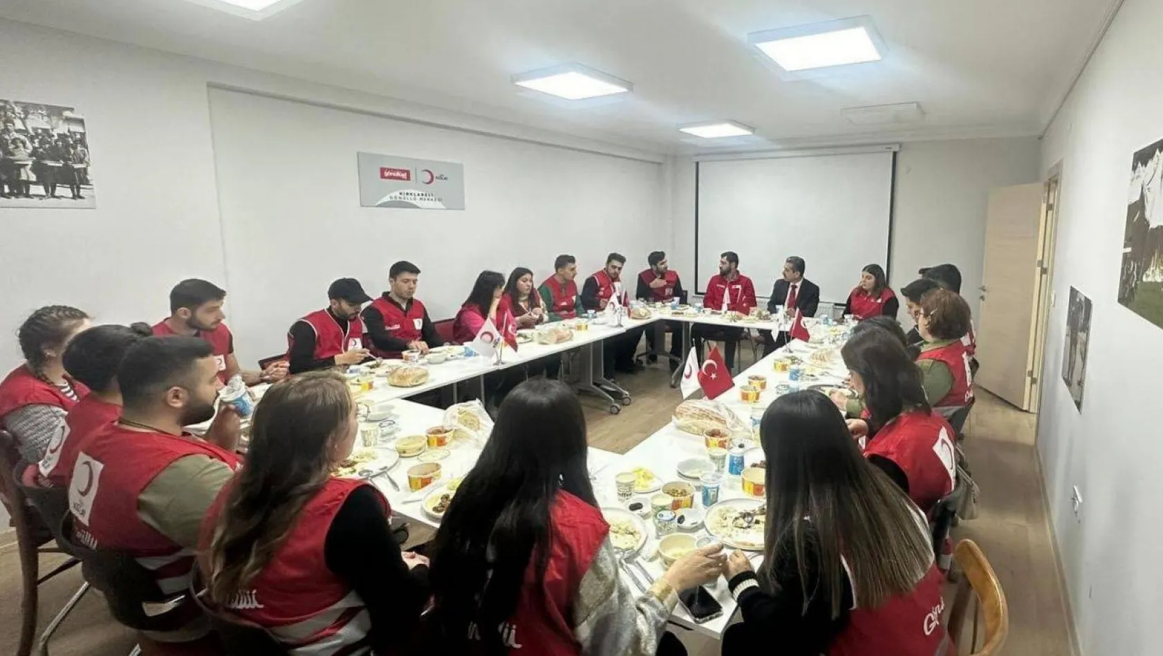 Vali Ekici, Türk Kızılay gönüllüleri ile iftarda bir araya geldi