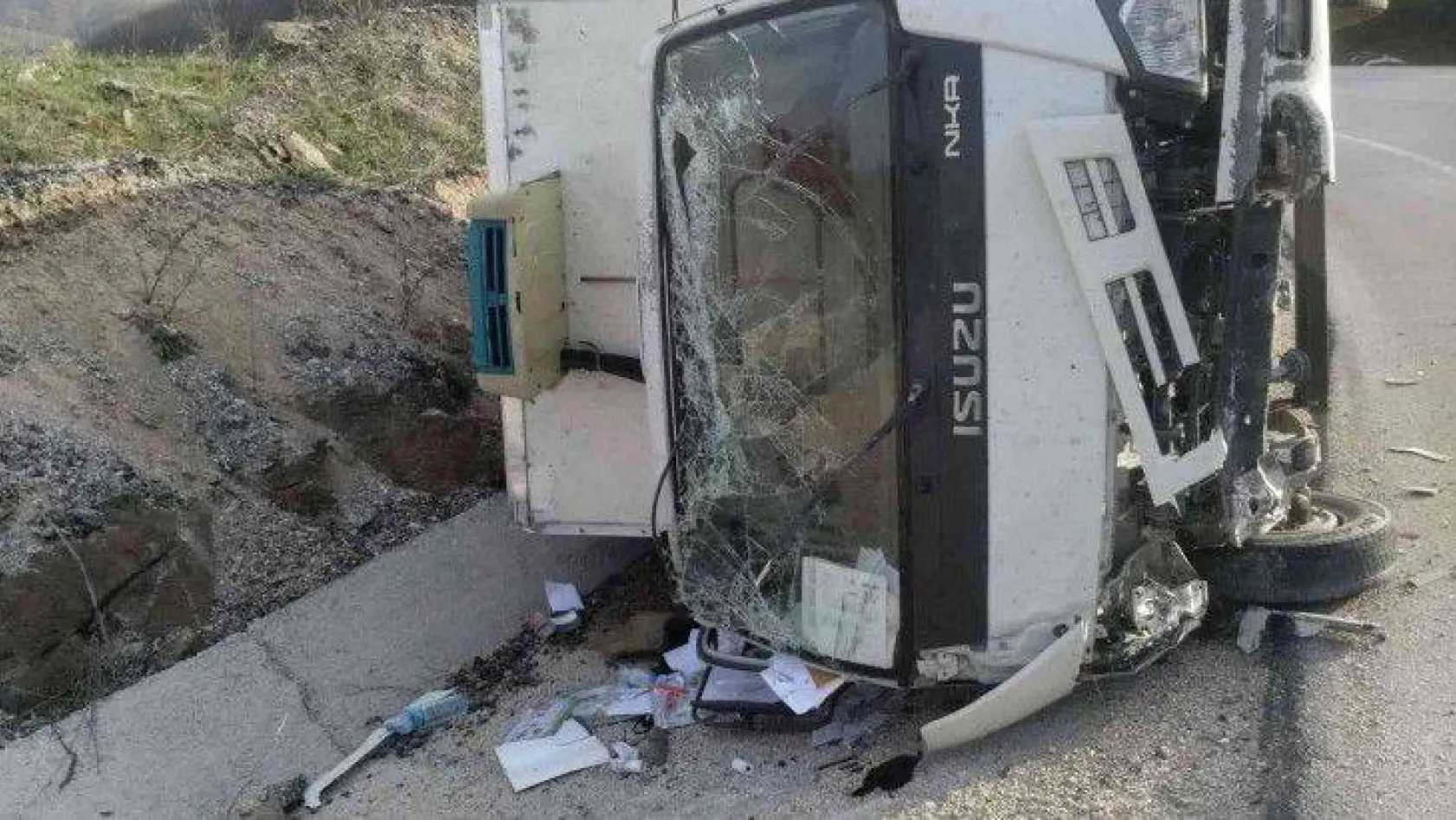 Virajı alamayan kamyonet devrildi, 2 kişi yaralandı