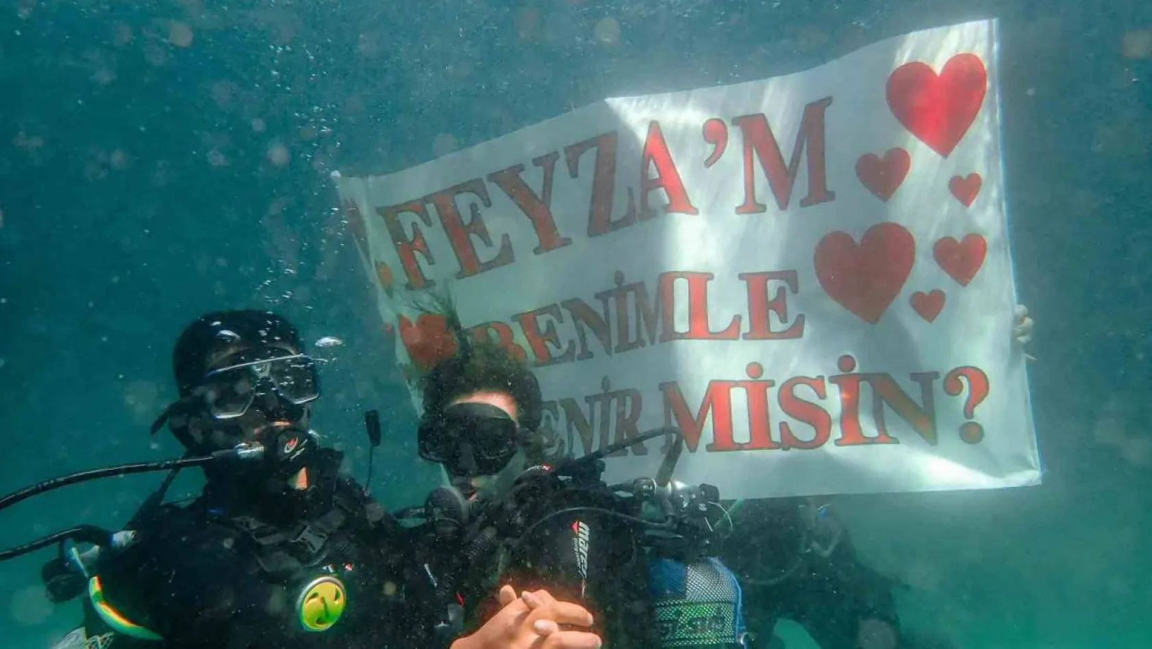 Yalova'da su altında romantik evlilik teklifi