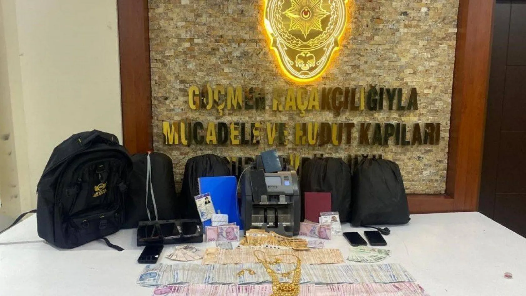 Yasa dışı para transferi yapılan bakkal görünümlü iş yerine polis baskını: 11 gözaltı