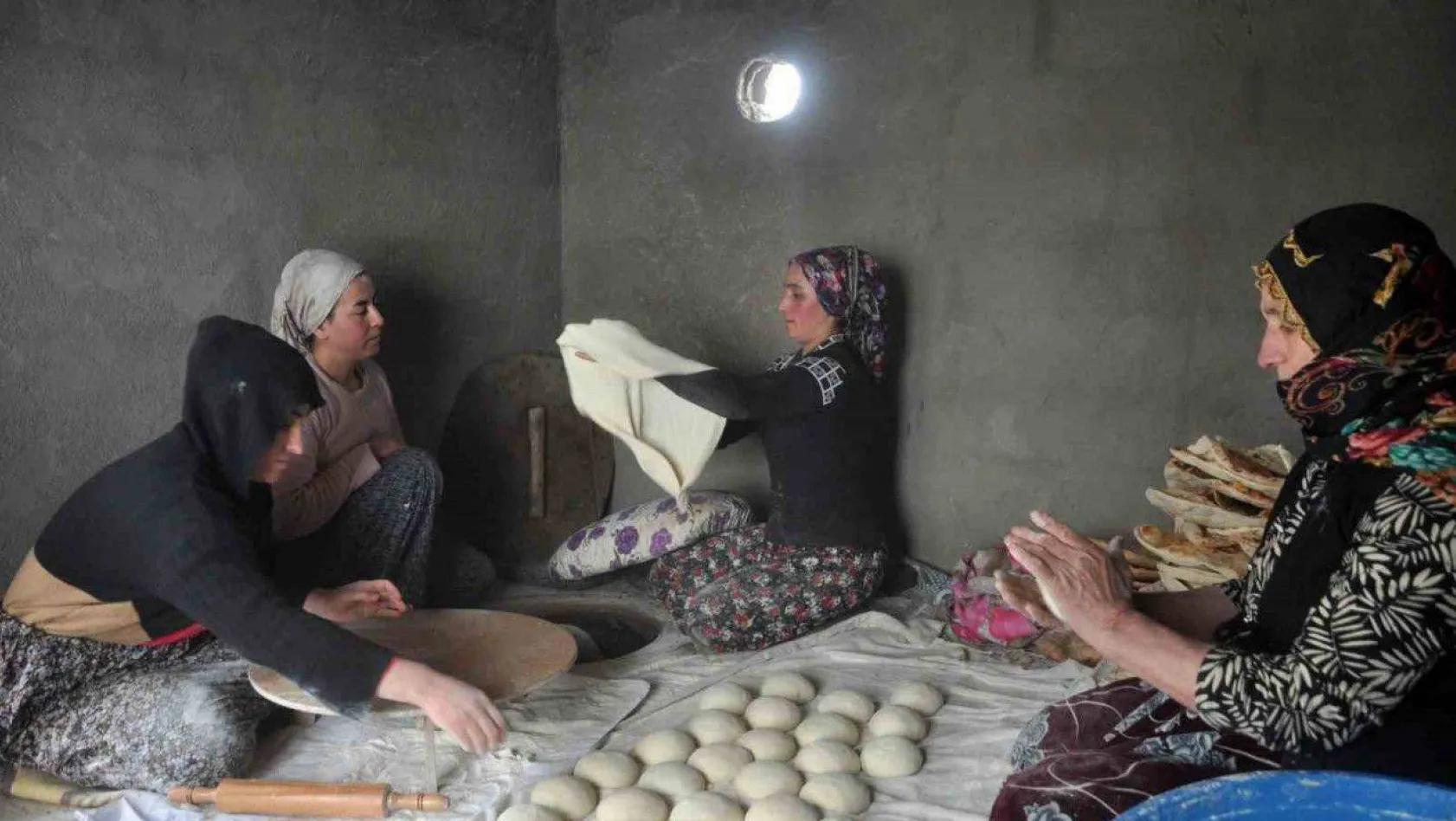 Yüksekovalı kadınlardan depremzedeler için ekmek pişirme seferberliği