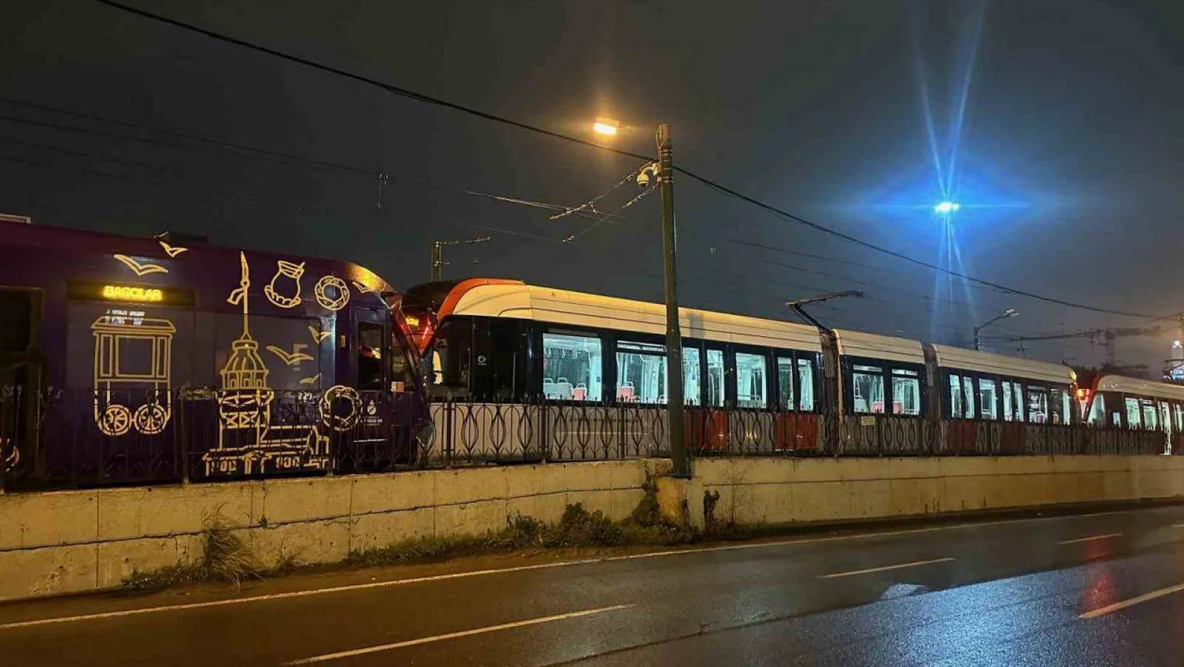 Zeytinburnu'nda iki tramvay kafa kafaya çarpıştı: 1 yaralı