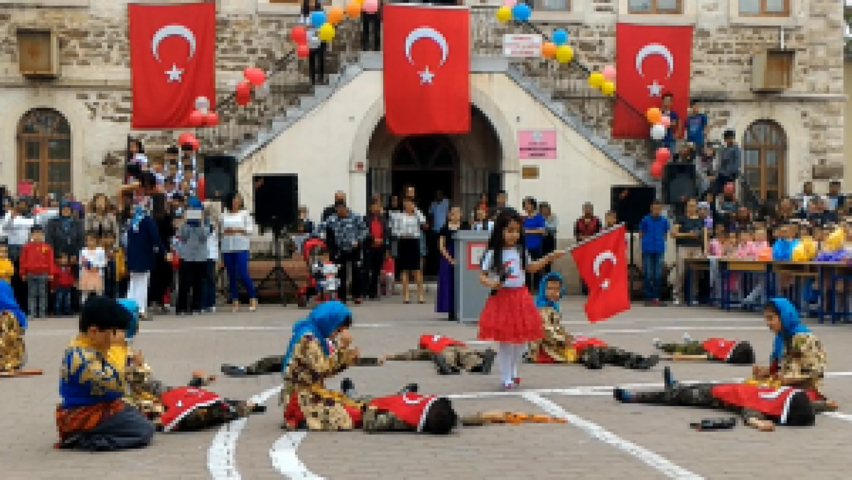 Minik kız İstiklal Marşı'nın on kıtasını ezbere okudu